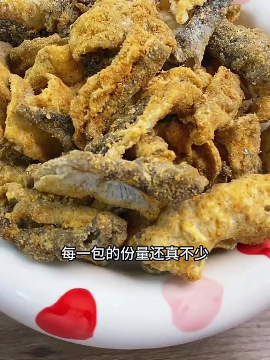 酥脆的鱼皮再裹满两种口味的粉竟这么好吃!咸蛋黄鱼皮 卜奇脆