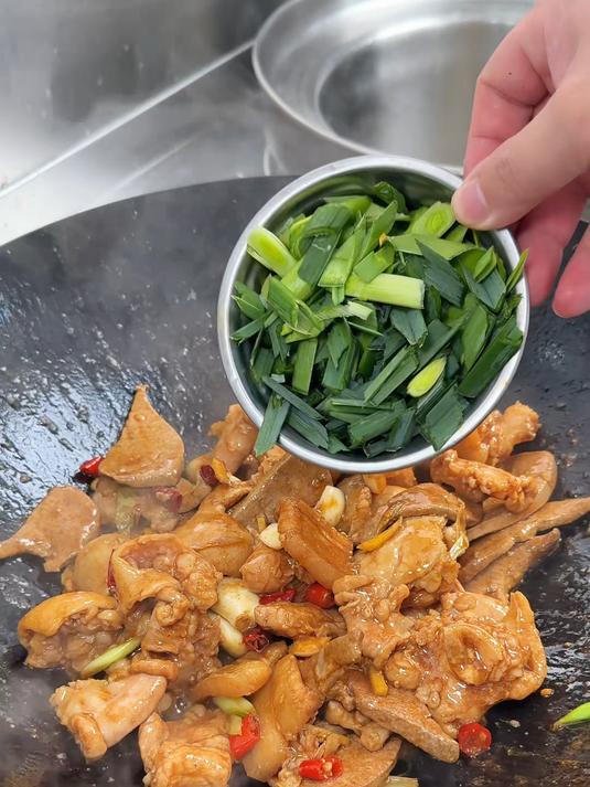 爆炒猪杂给大家分享一道我们广西这边的一道特色江湖菜