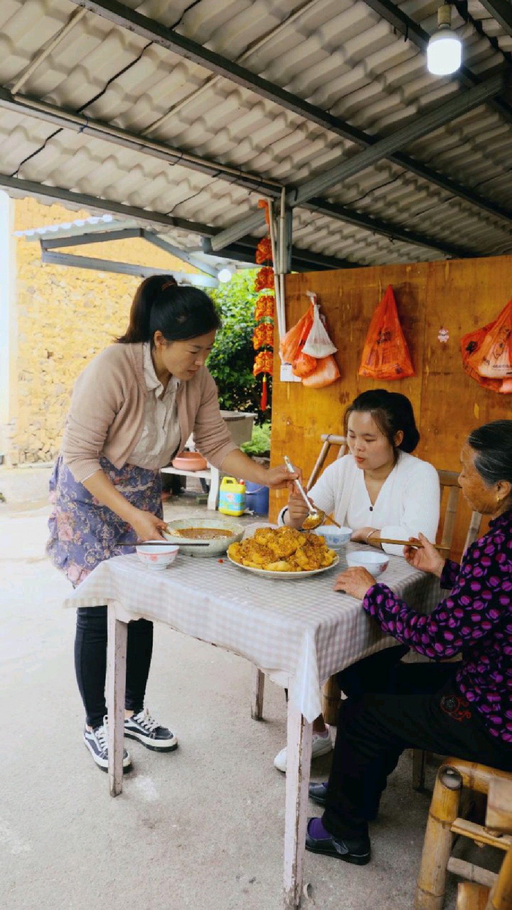 村里的奶奶送了一些豆腐,做一个家庭版臭豆腐给珍珍解解馋