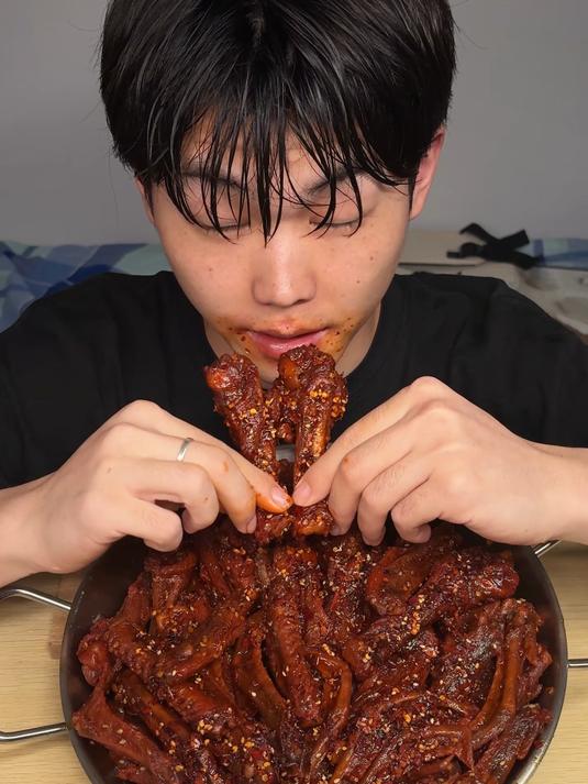 CSW   沉浸式体验爆辣鸭全翅！真的太香啦！香到到流口水啊！#好吃 #鸭全翅