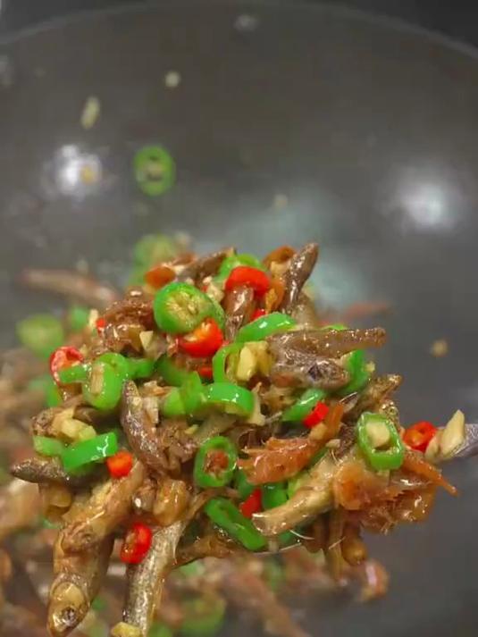 我们湖南的这道青椒小鱼小虾真的太下饭了