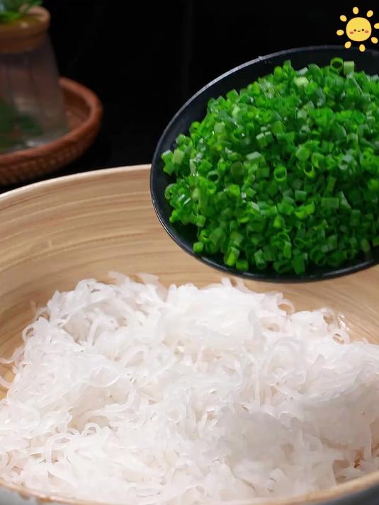 豆浆煮出的头层豆皮,可以用来做春卷、肉卷、响铃卷、福袋等等