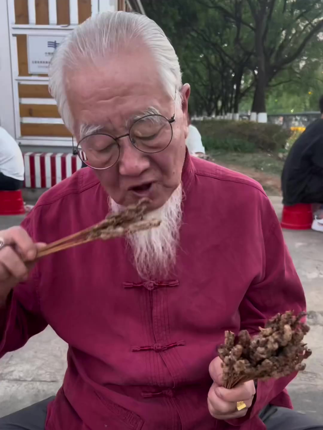 云南昆明的碳烤酸牛肉