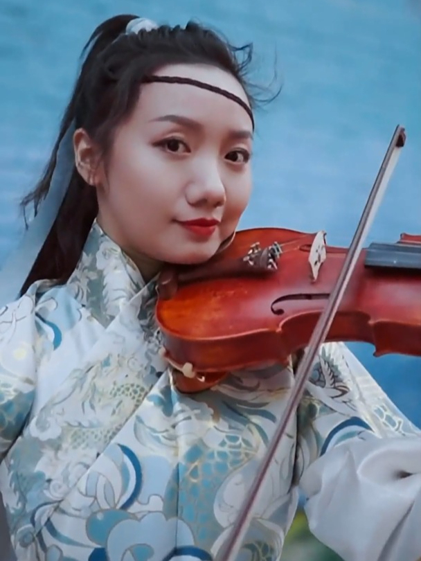 那姑娘 穿着飞鱼服拉小提琴的样子好帅