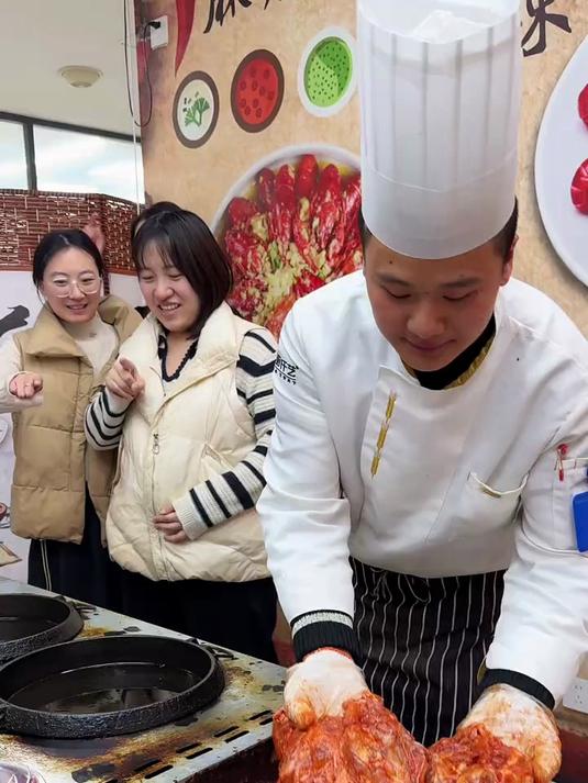 铁板鸡架开店靠谱吗?操作简单成本低,创业小白也能轻松赚钱!