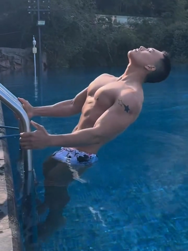 沙滩边的肌肉猛男