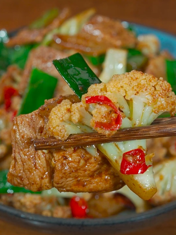 花菜炒肉想要好吃,你就像我这样做,香脆爽口好吃又下饭