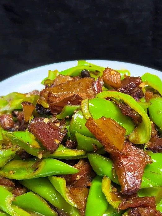 农家烟熏腊肉,手工熏制,吃上一口,满满的家乡味!