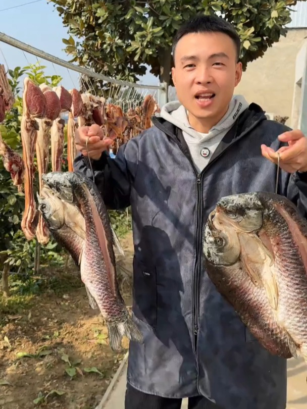 腊鱼腊肉别再用绳子绑了,现在都用“不锈钢挂钩”,一勾一挂方便极了