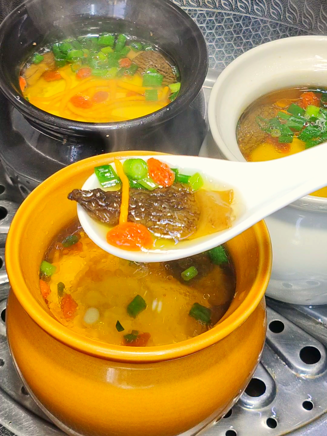 家里有孩子,可以多炖这个鸡蛋肉饼汤喝,汤鲜味美,营养特别丰富
