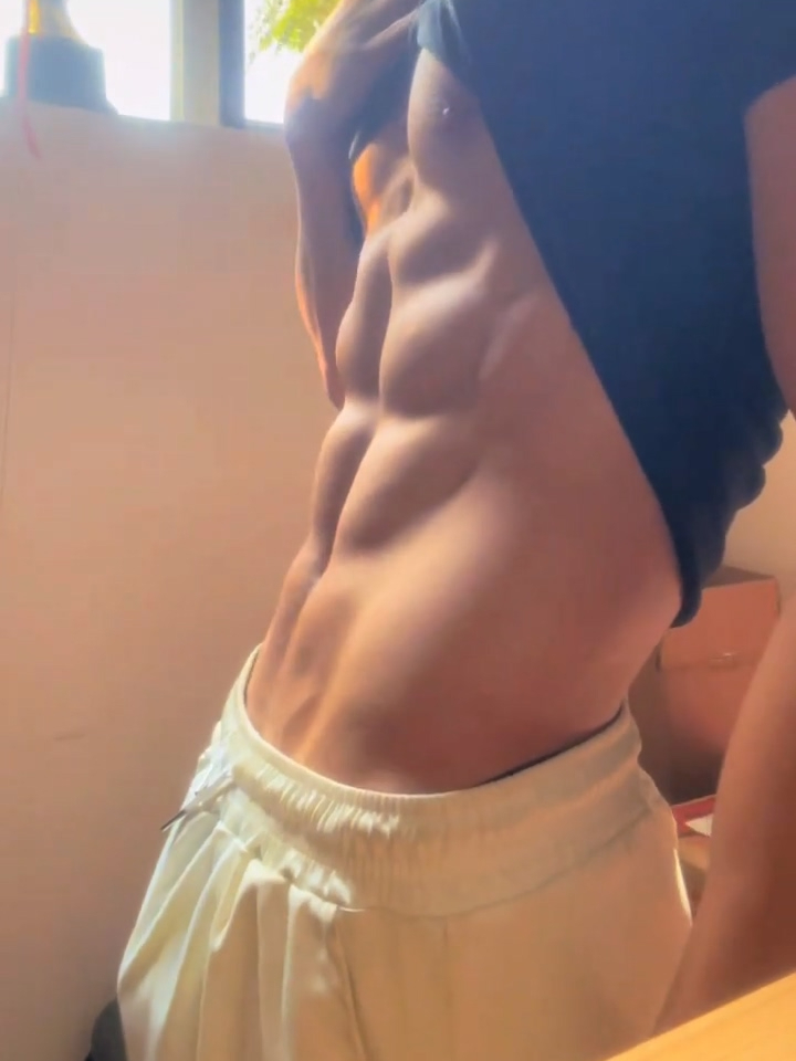 阳光下的肌肉帅哥