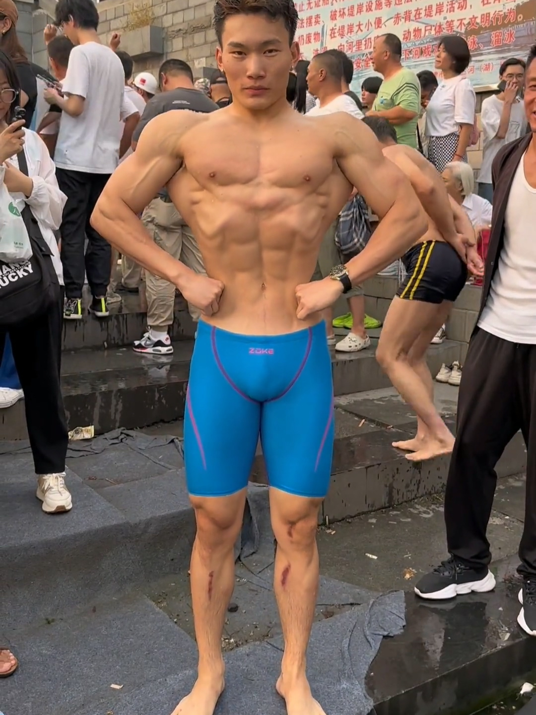 准备跳水的肌肉猛男
