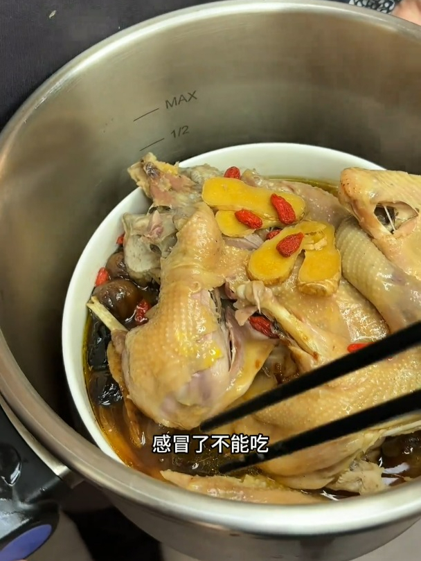 每年我家年夜饭必备的不辣荤菜就是这个蒸鸡,鸡肉鲜嫩不柴