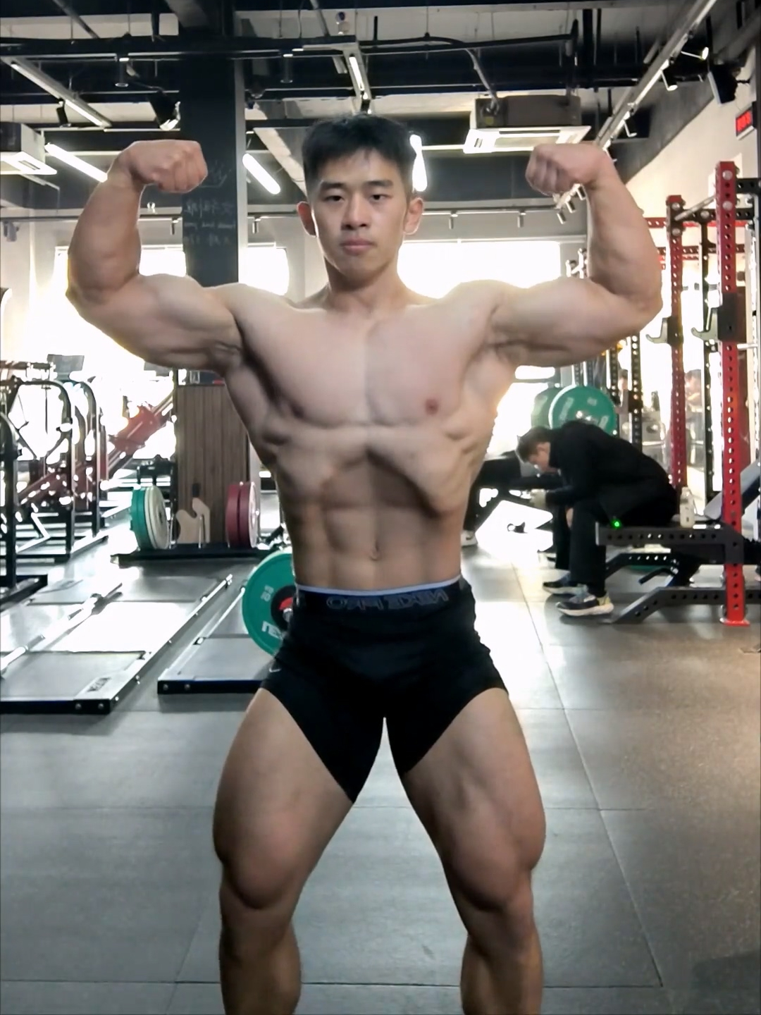 健身房锻炼的肌肉猛男