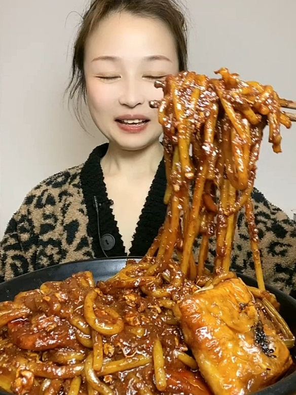 美食吃播:爆辣新疆炒米粉