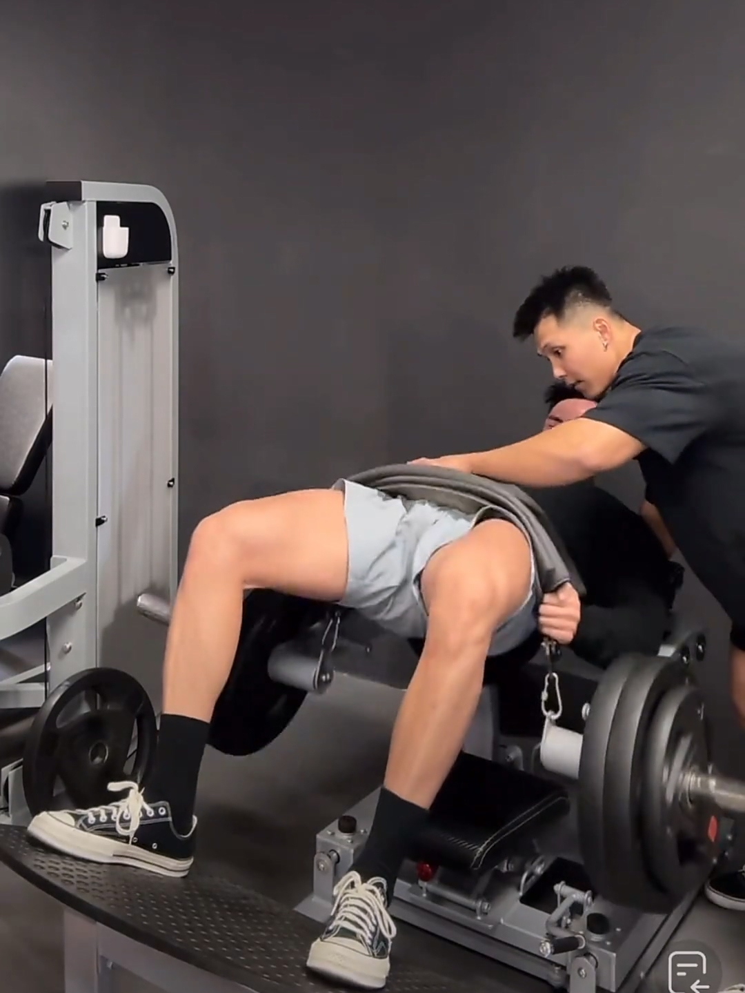 健身房训练的肌肉兄弟