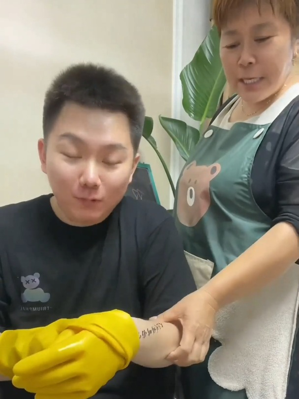 假纹身贴整蛊老妈,吃超长天妇罗蟹柳