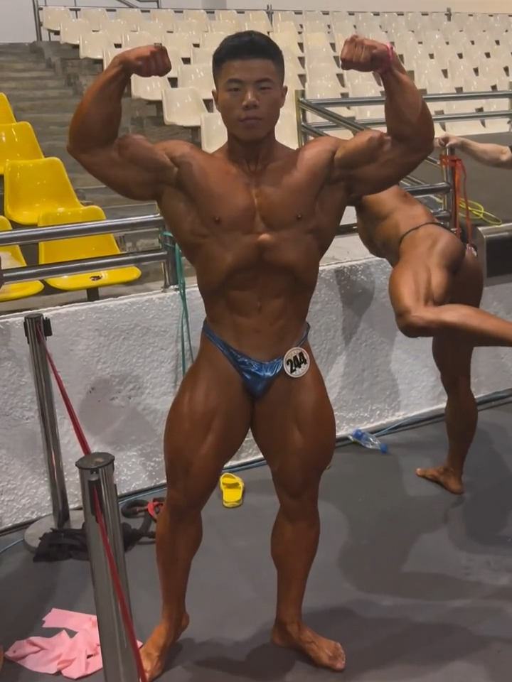 参加健美比赛的肌肉猛男