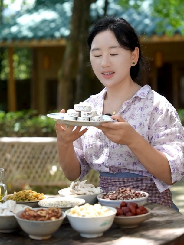 《红枣八珍糕:手工制作的品质之选,还原纯粹传统滋味》