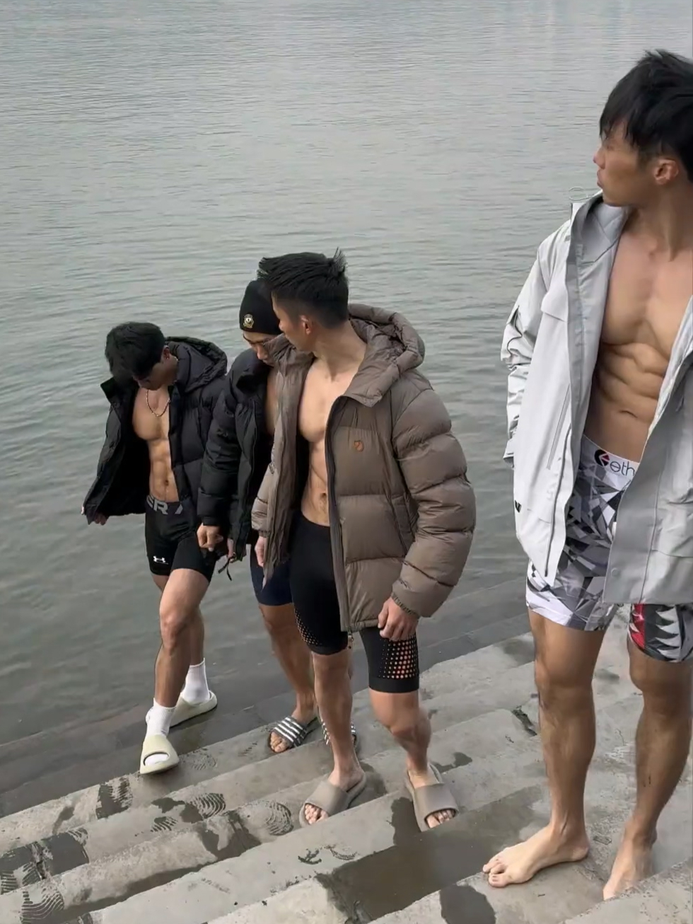喜欢冬泳的肌肉猛男们