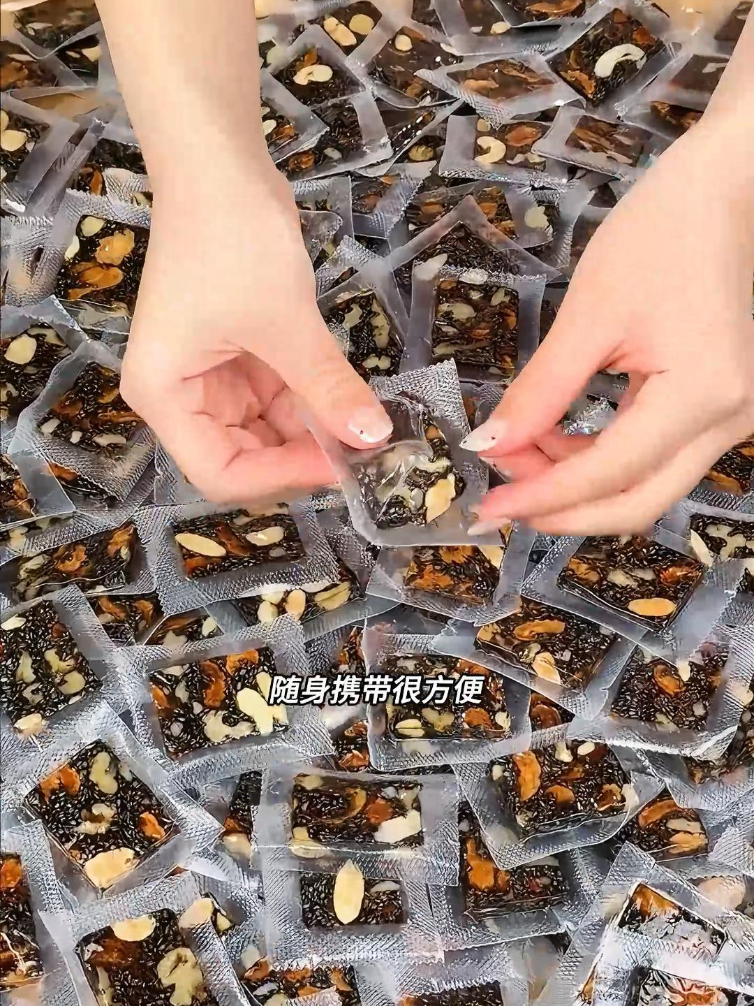 满满都是料的阿胶糕,精选优质坚果等营养食材,一定要坚持吃