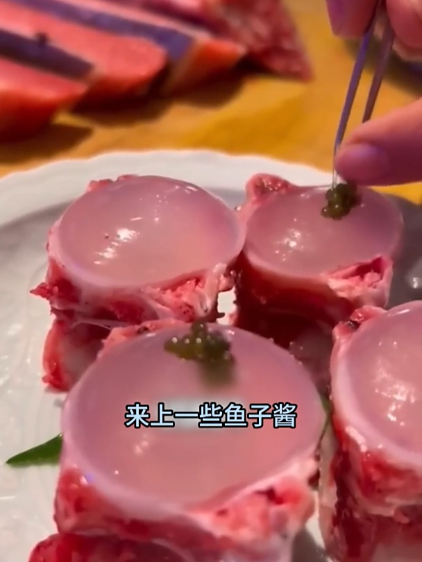 刚捕捞的蓝鳍金枪鱼,鱼骨里的骨髓直接打开就吃,如果冻一般