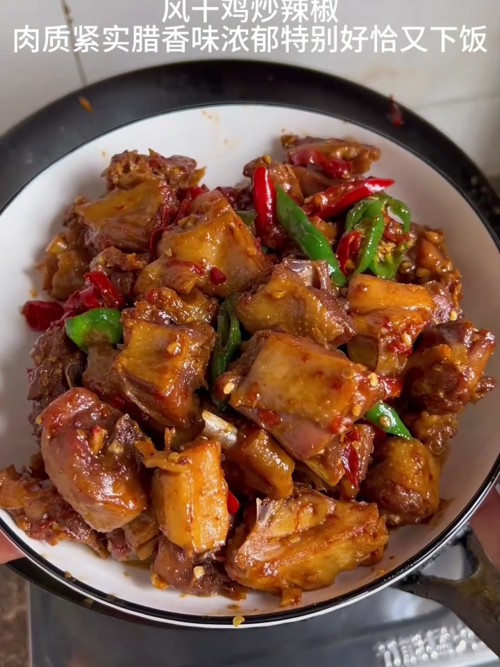 我家每周都会做两次的,风干鸡炒辣椒,你就像我这样做,肉质紧实