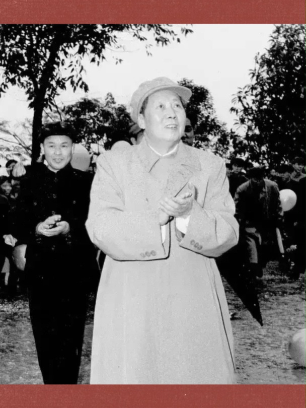 1958年,毛主席在南宁的一张老照片,身后的黑衣男士是谁