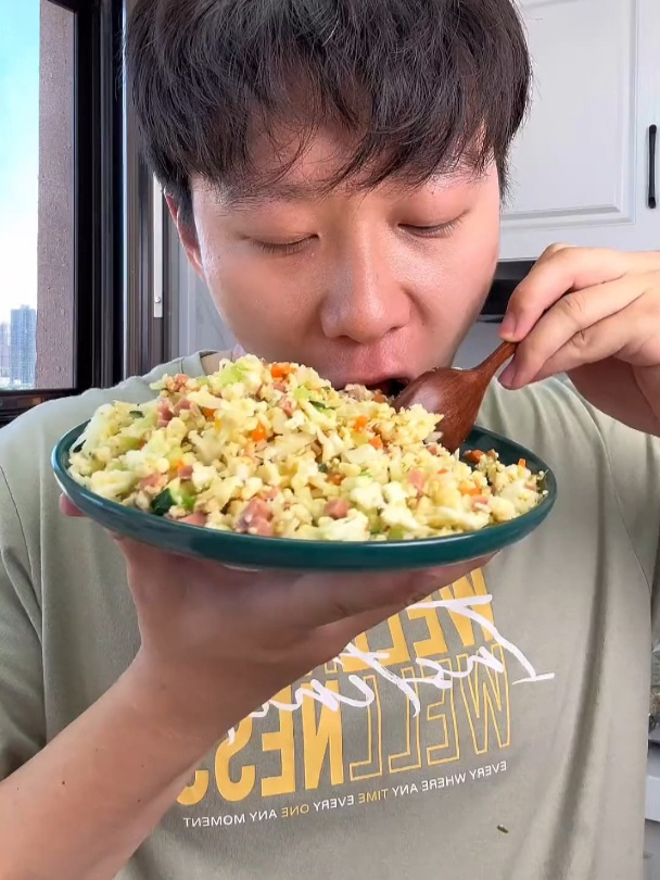 这个无米蛋炒饭,几乎没啥热量,但是吃的又饱又满足!