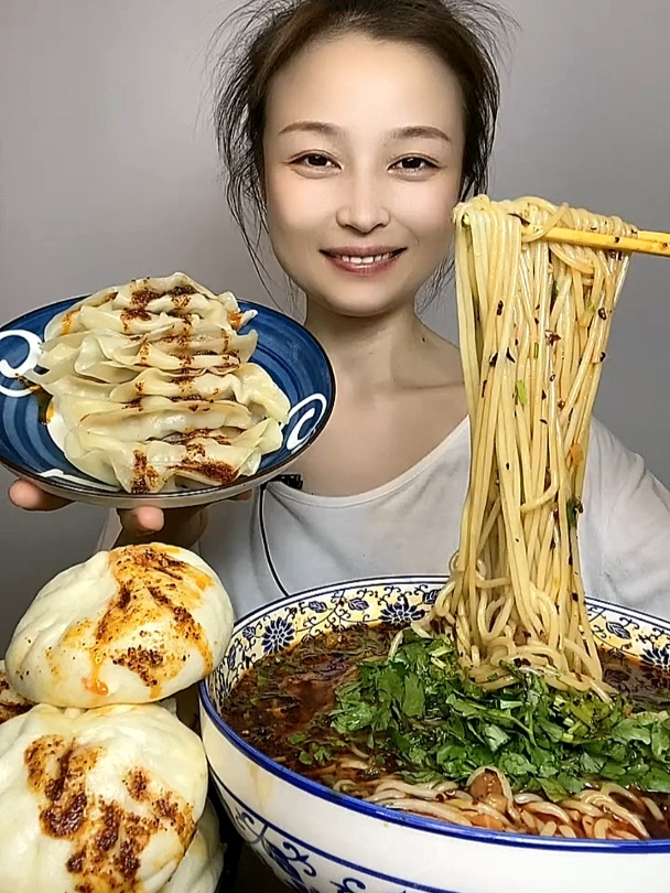 美食吃播:香辣面条,包子