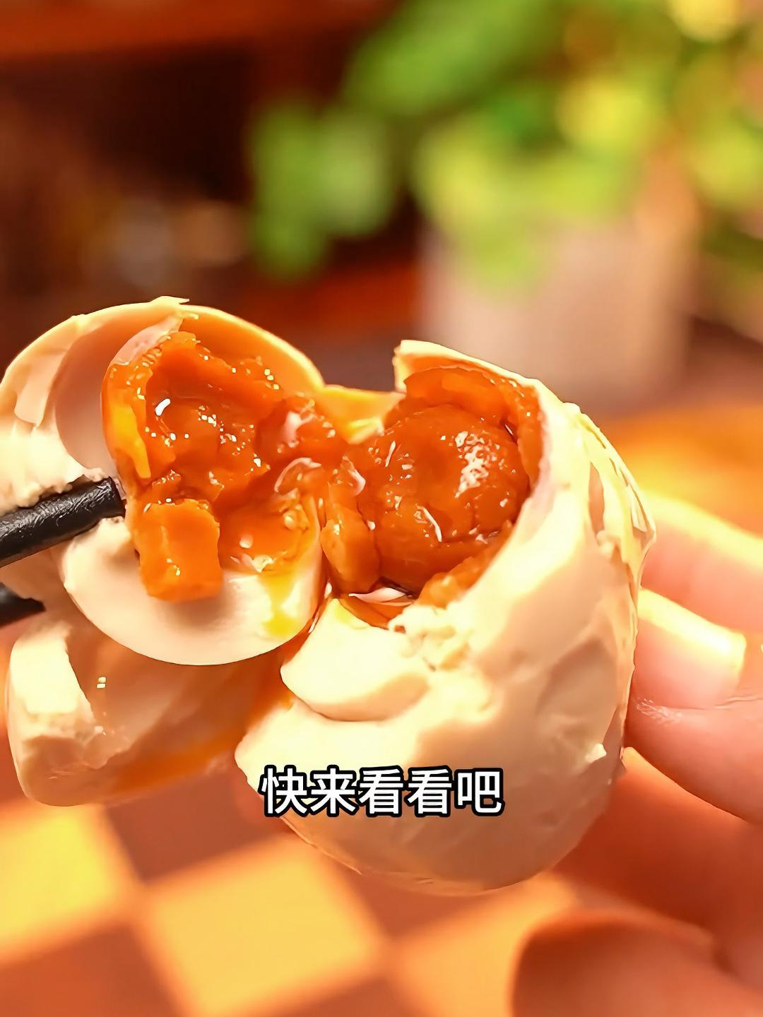 这个烤海鸭蛋有点不一样?这可是海边散养鸭下的蛋,古法红泥腌的