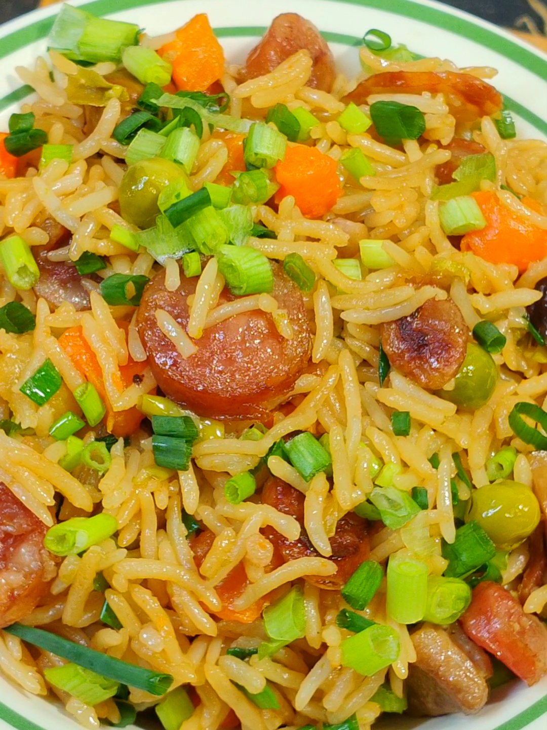 只需一个电饭煲,在家做广东有名的腊肠焖饭,饭菜一锅出,太香了