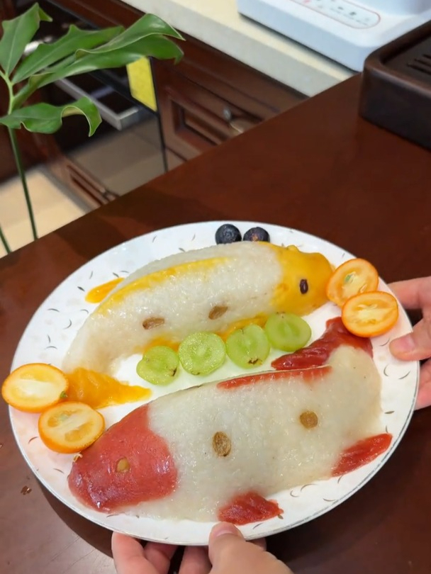 鱼头对鱼尾,顺风顺水,今年咱也图个好彩头!