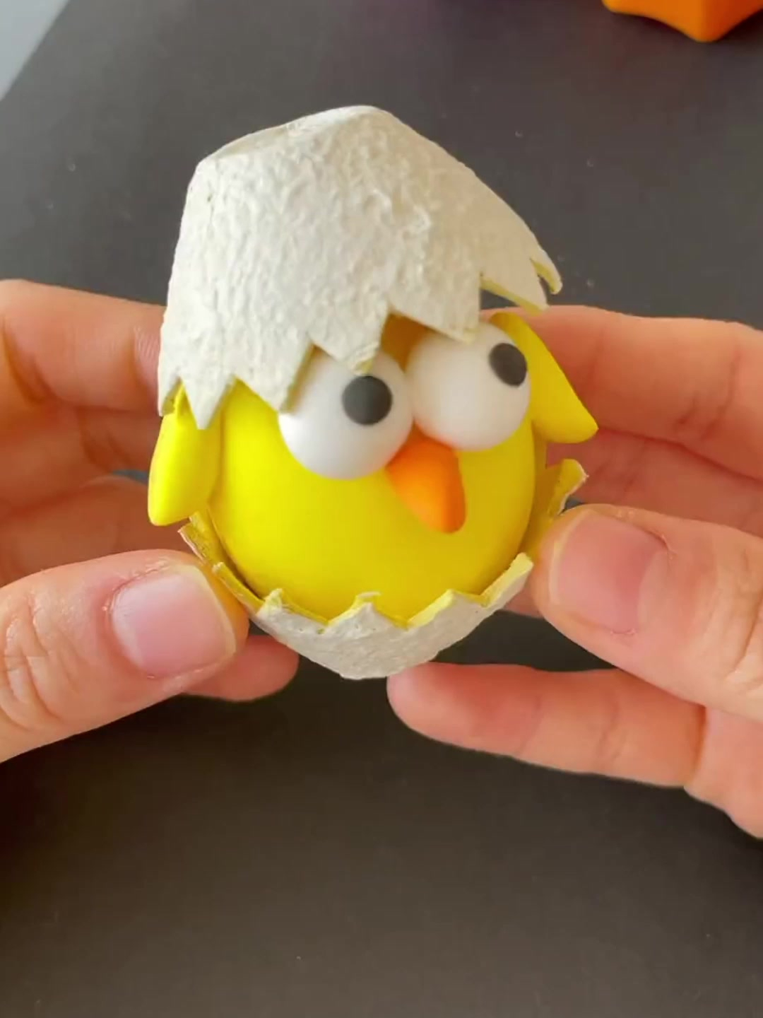 躲在蛋壳里小鸡仔