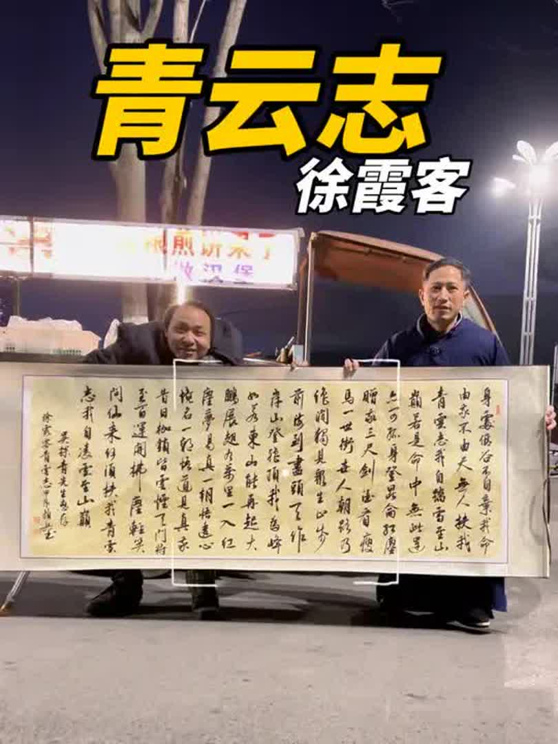 见到腿不方便,却笑意盈盈地摆摊小哥