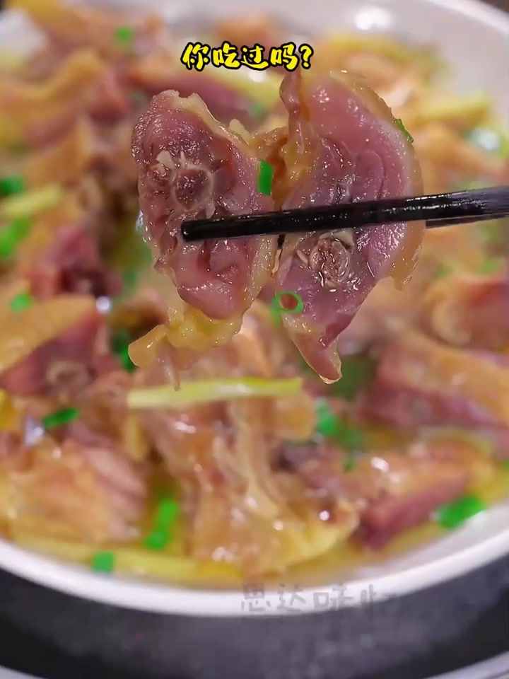 清蒸风干鸡,肉质紧实有嚼劲~口感咸香非常好吃,好吃到停不下来