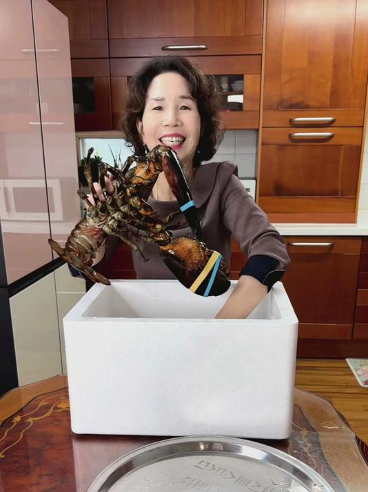韩国婆婆今天买了两只大龙虾 做生腌龙虾 非常鲜美