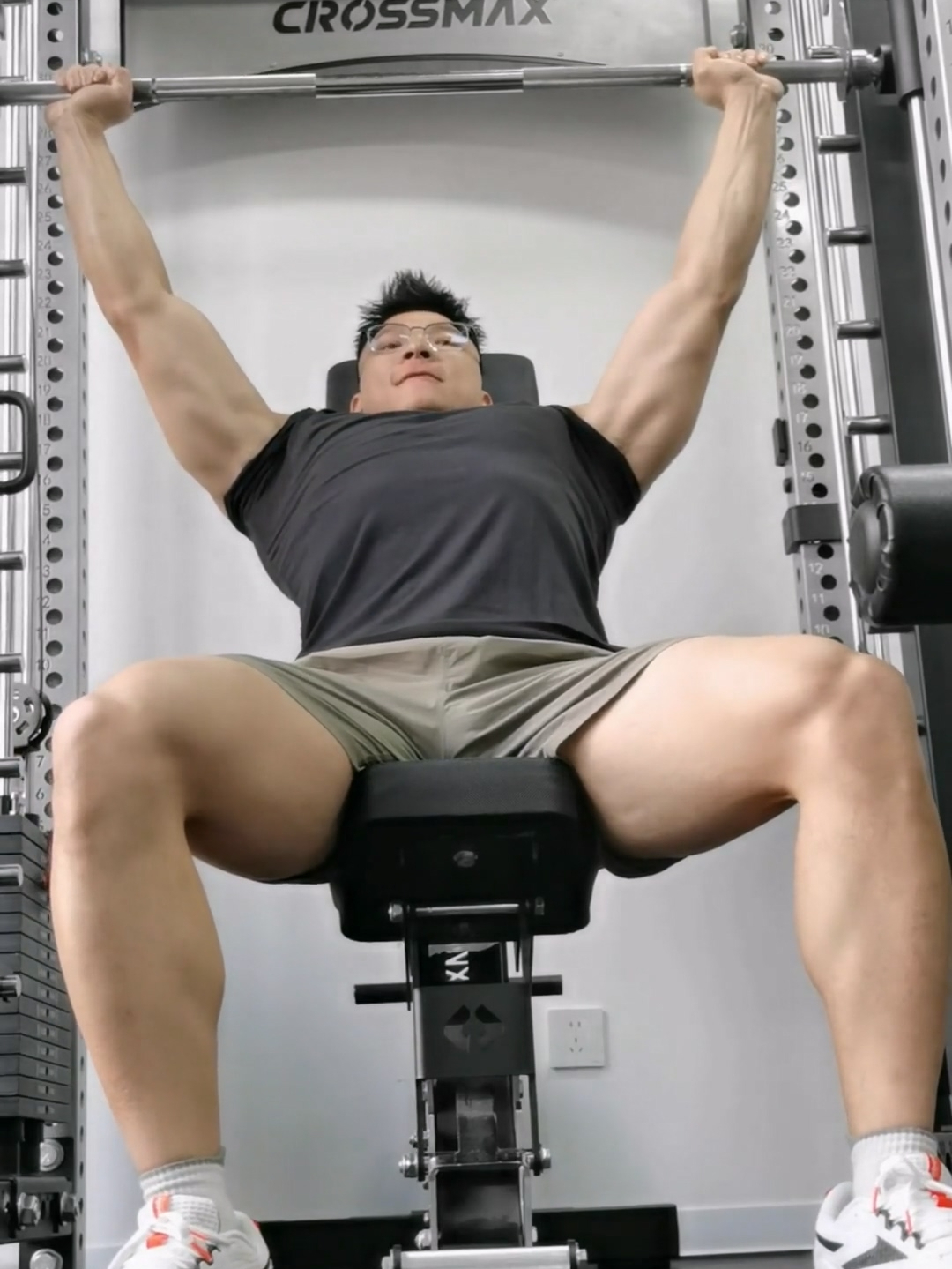 健身房锻炼的肌肉帅哥