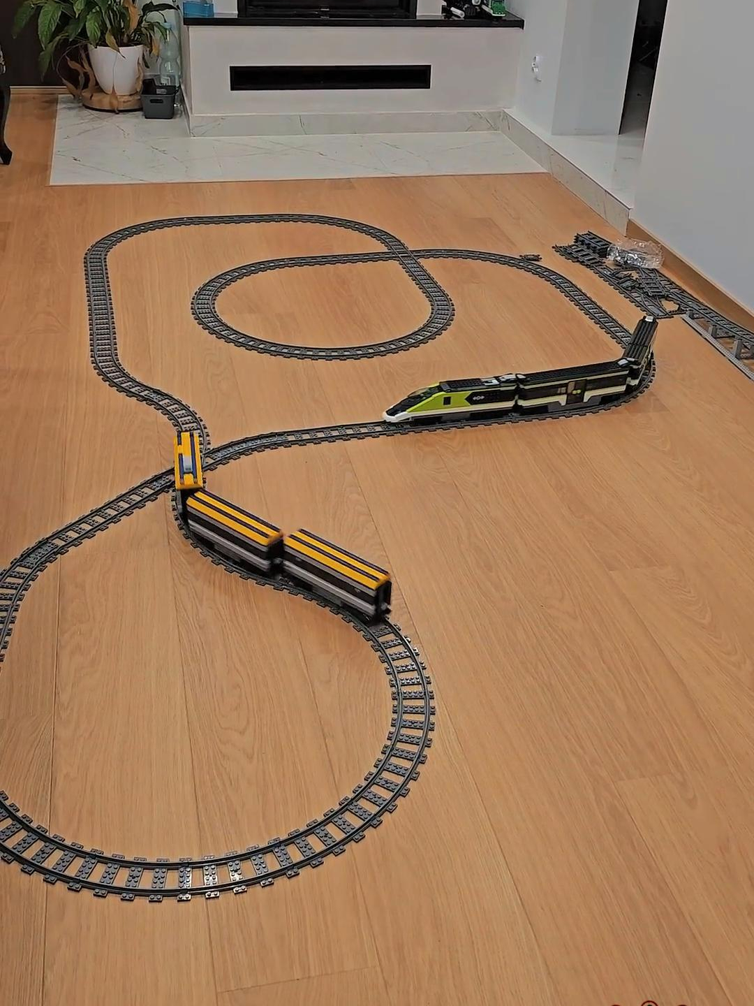 乐高火车相撞脱轨!60197 vs 60337