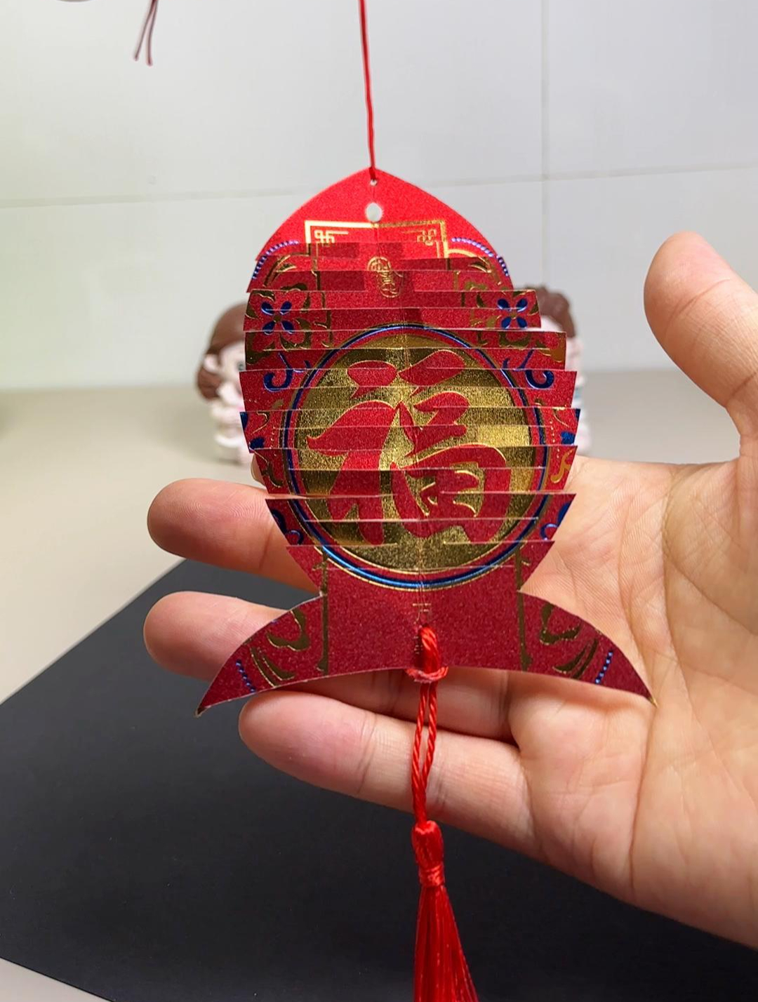 用红包做个年年有鱼挂饰,陪孩子一起做一个吧
