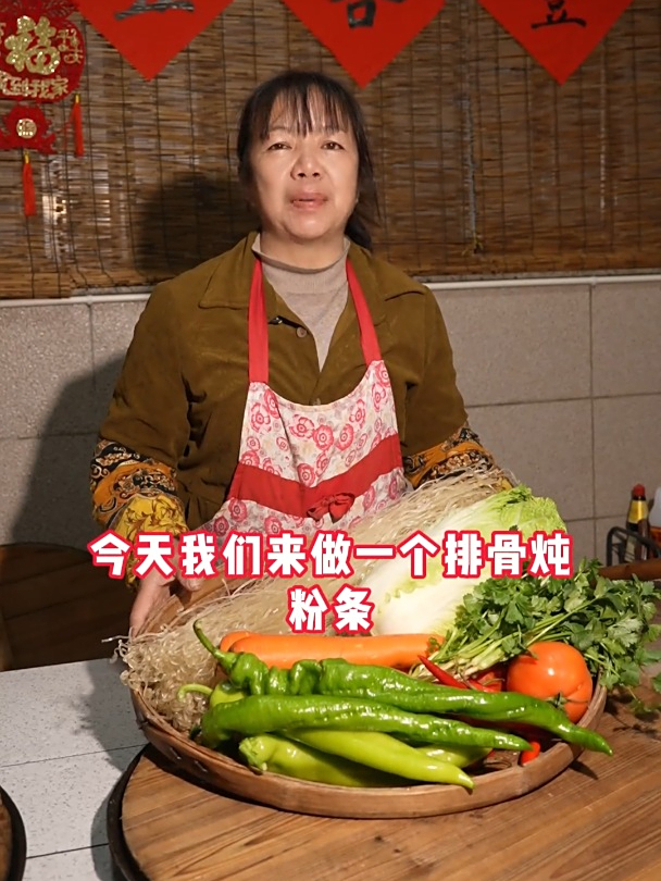 今天带大家尝尝霜打菜和排骨白菜炖粉条有多香多甜