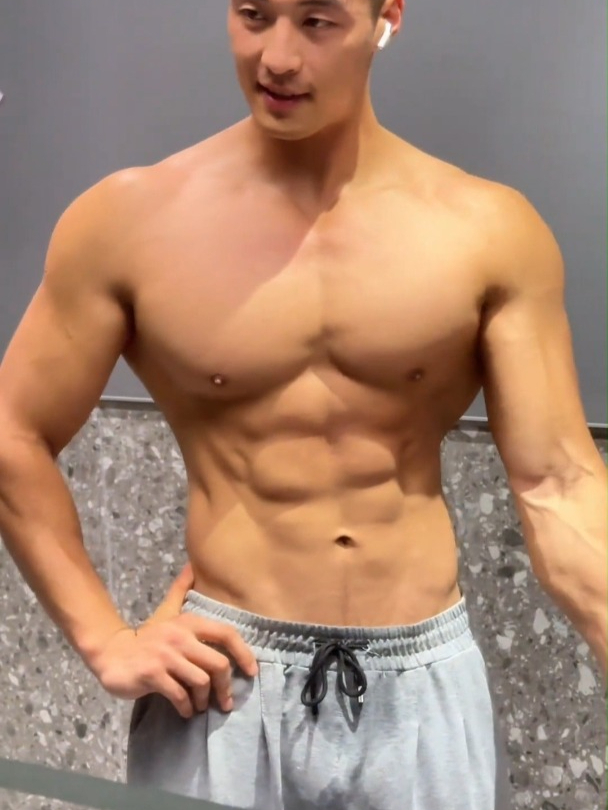 健身房里的阳光肌肉帅哥