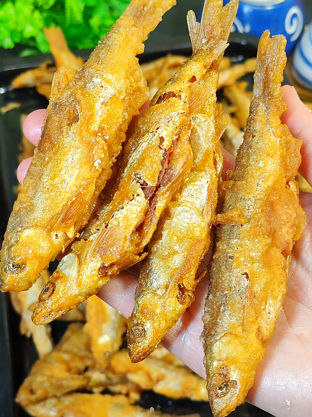 过年炸小鱼,到底放面粉还是淀粉?教你正确做法,酥脆掉渣太香了