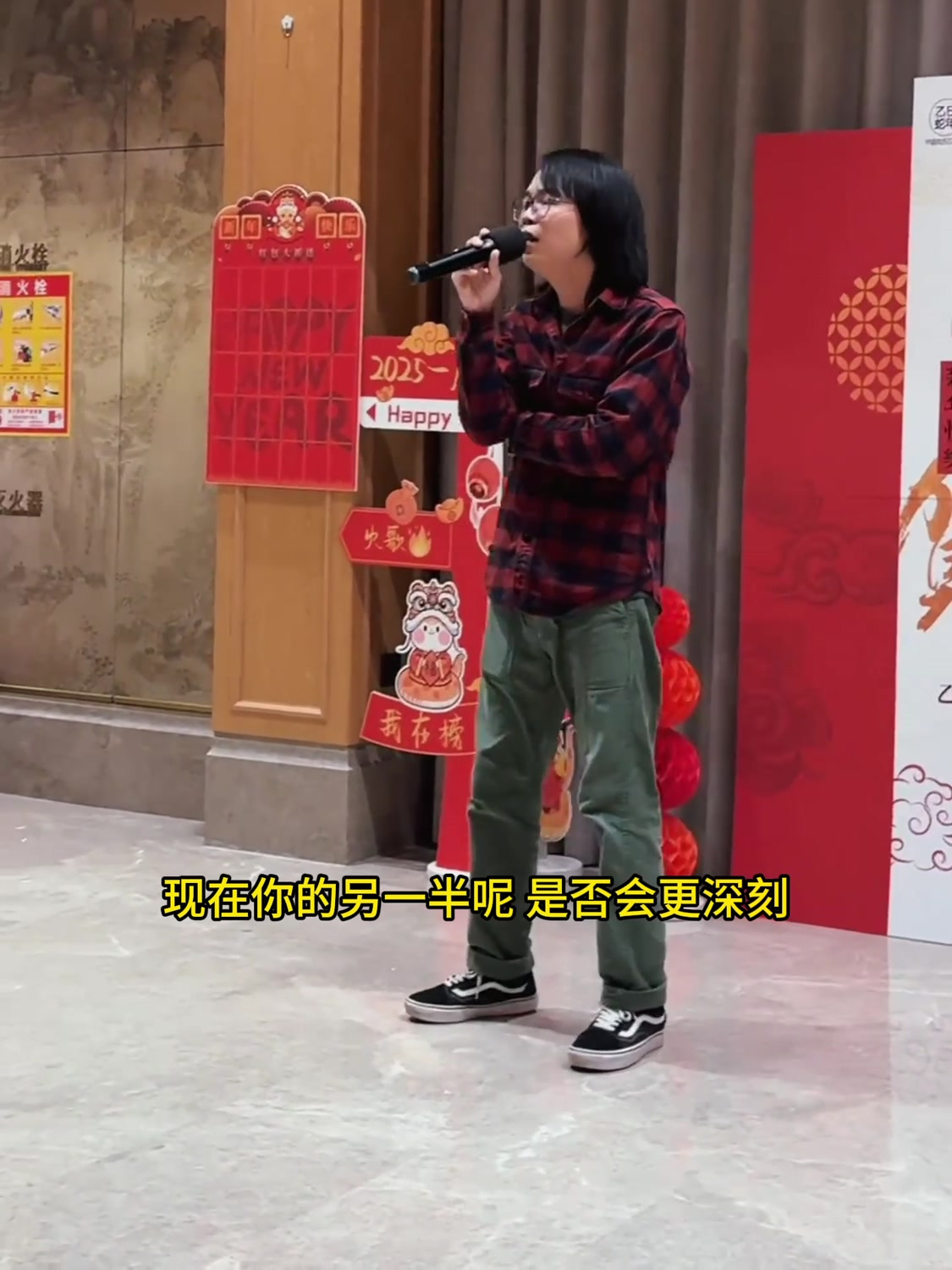 非主流歌曲又杀回来了,小贱参加朋友公司年会重唱经典曲目,网友:会听这首歌的最起码都25了吧