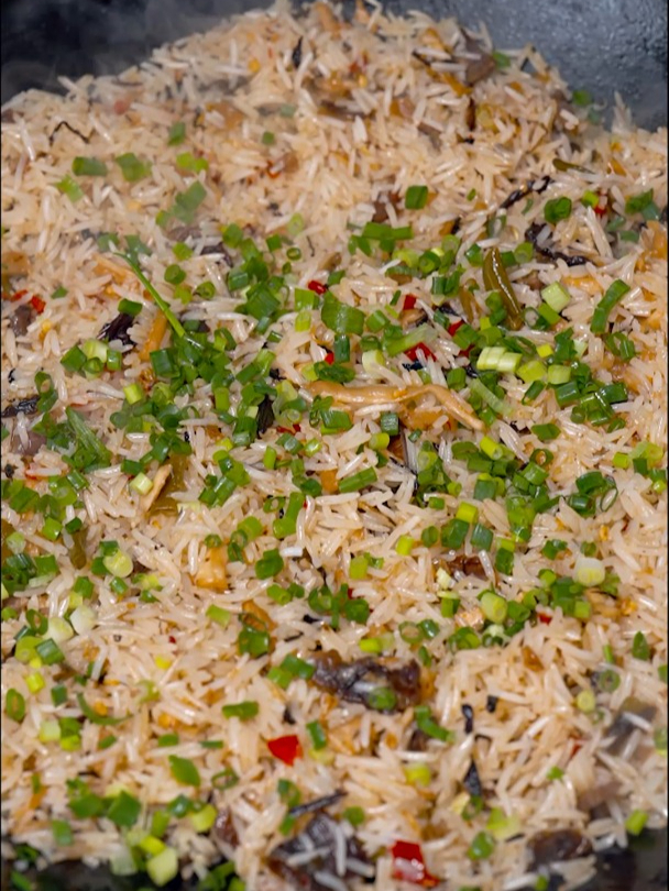 我们的新品外婆菜腊肉来咯,赶紧带回去尝尝吧!