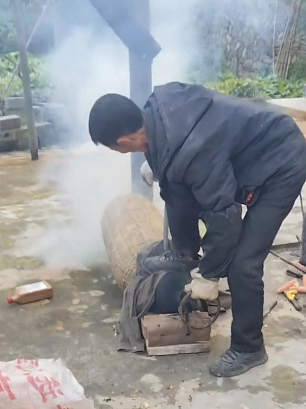 大爷一定要爆出完美的爆米花,不料炉子直接炸了
