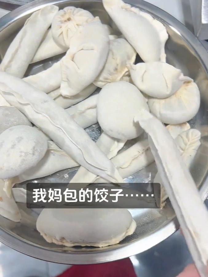 女生展示妈妈包的饺子,什么形状都有,弥补了饺子不能抽人的遗憾