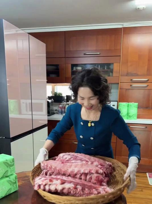 婆婆说今天给我做韩国过年必不可少的一道美食做韩式炖猪排骨吃