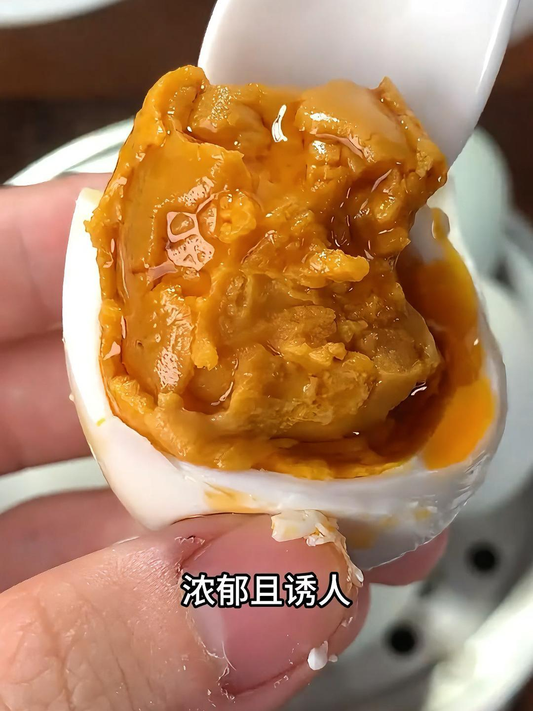 鲜嫩鲜香滋滋冒油的海鸭蛋,看着就让人流口水,你确定不尝尝?