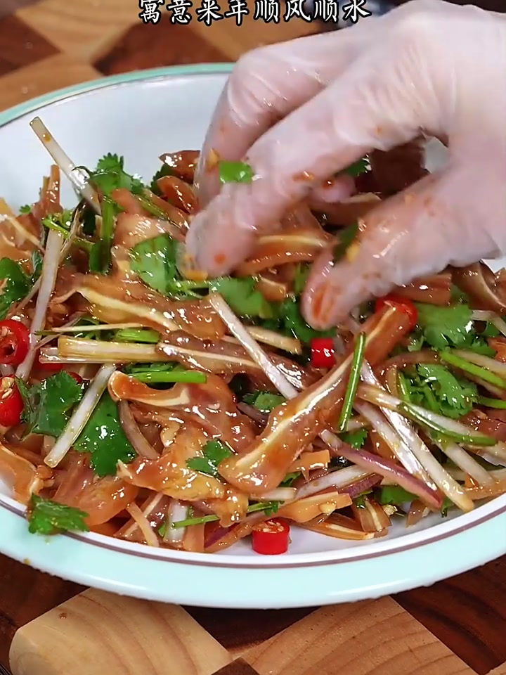 凉拌耳丝 年夜饭的餐桌上来一道凉拌耳丝,寓意来年顺风顺水,事